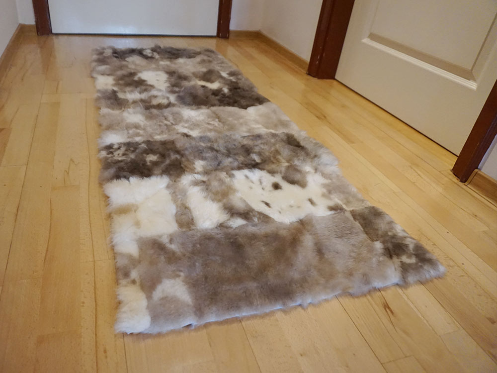 Strakatý šedý kožušinový koberec