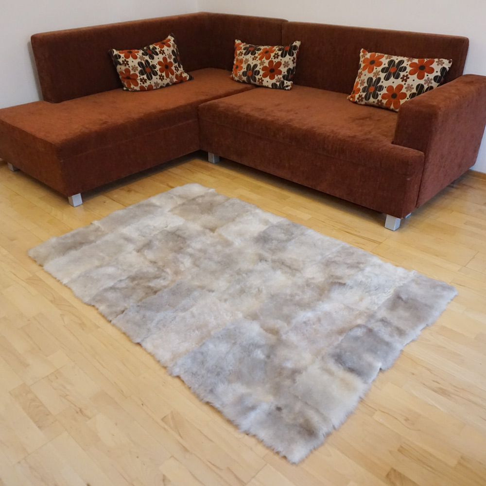 Šedý kožušinový koberec