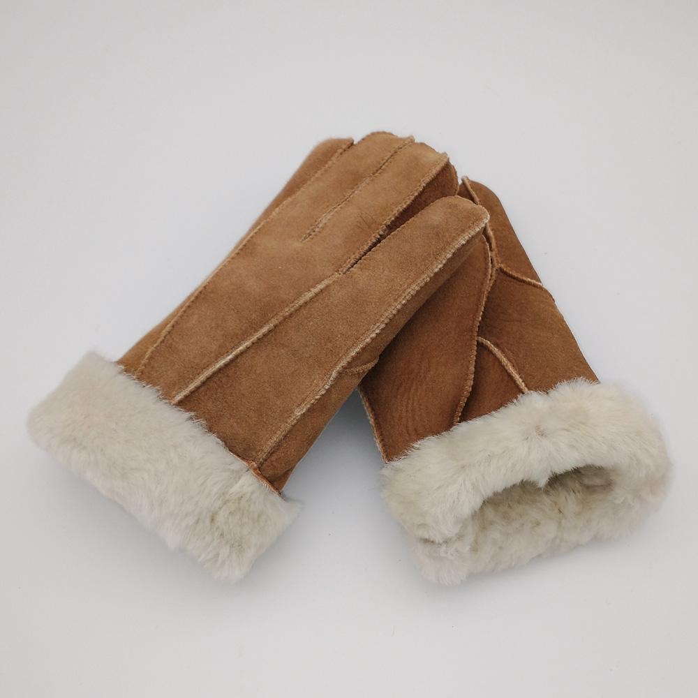 Pánske kožušinové rukavice z pravej kože sú krásnym hrejivým doplnkom v zimnom období. Vnútro rukavíc tvorí pravá ovčia kožušina, ktorá je príjemná a teplá.