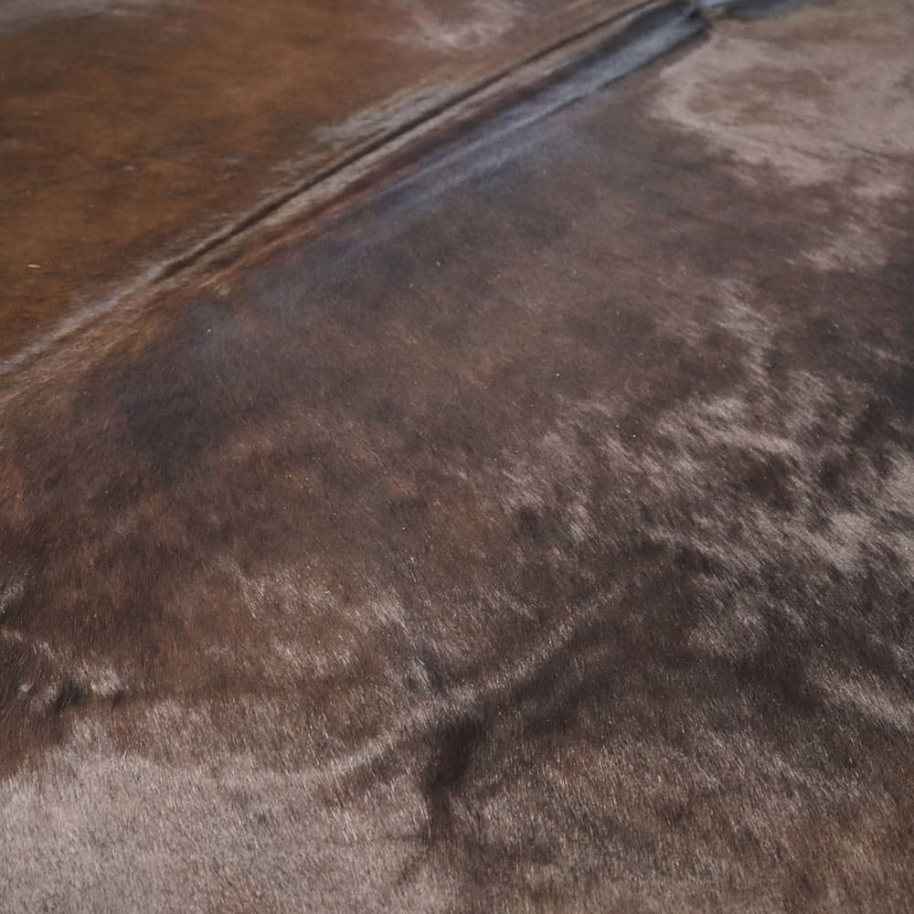 Detail tmavej srsti s hnedými prechodmi na hovädzej koži Dark 639